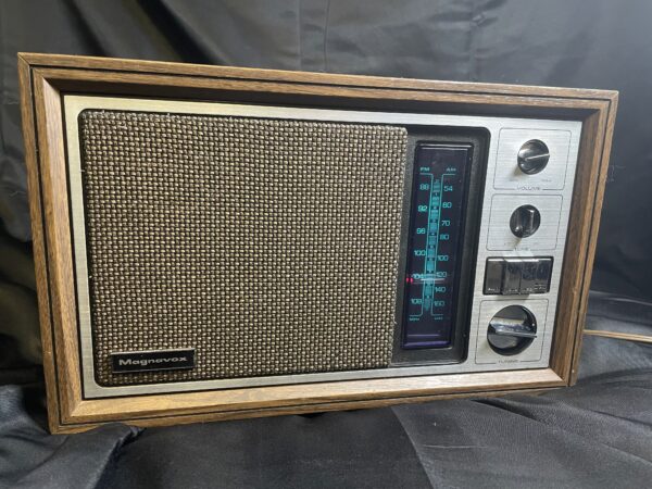 Magnavox Vintage AM/FM Transistor Table/Shelf Radio *Free Shipping to USA* RF3100 WA11 1970s Mono