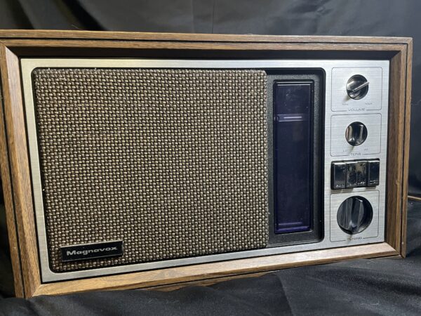 Magnavox Vintage AM/FM Transistor Table/Shelf Radio *Free Shipping to USA* RF3100 WA11 1970s Mono